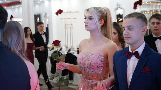 Młodzież i nauczyciele podczas studniówki