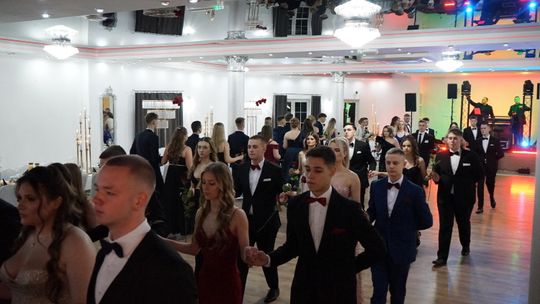 Młodzież i nauczyciele podczas studniówki