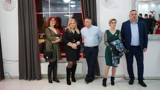 Młodzież i nauczyciele podczas studniówki