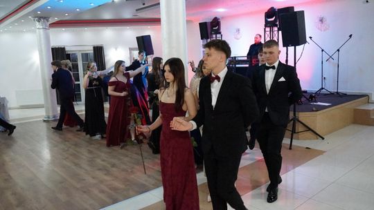 Młodzież i nauczyciele podczas studniówki