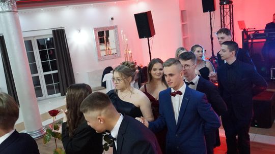 Młodzież i nauczyciele podczas studniówki