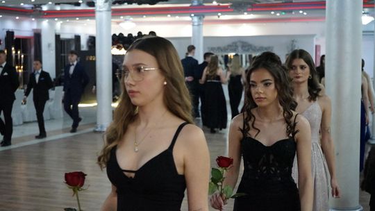 Młodzież i nauczyciele podczas studniówki