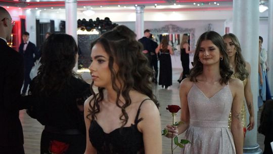 Młodzież i nauczyciele podczas studniówki