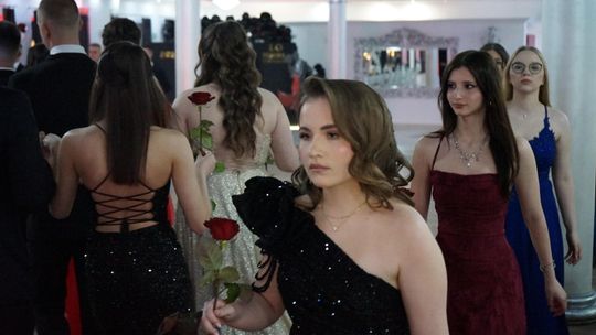 Młodzież i nauczyciele podczas studniówki