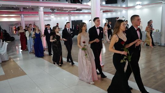 Młodzież i nauczyciele podczas studniówki