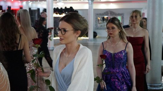 Młodzież i nauczyciele podczas studniówki