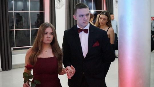 Młodzież i nauczyciele podczas studniówki