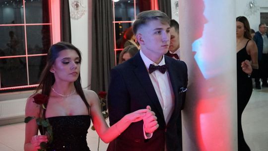 Młodzież i nauczyciele podczas studniówki