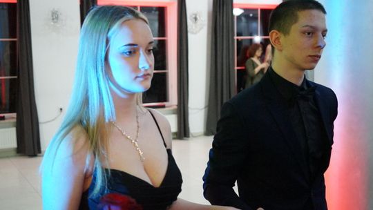 Młodzież i nauczyciele podczas studniówki