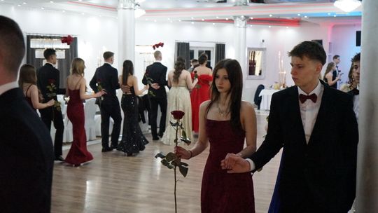 Młodzież i nauczyciele podczas studniówki