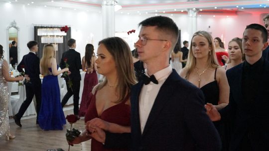 Młodzież i nauczyciele podczas studniówki