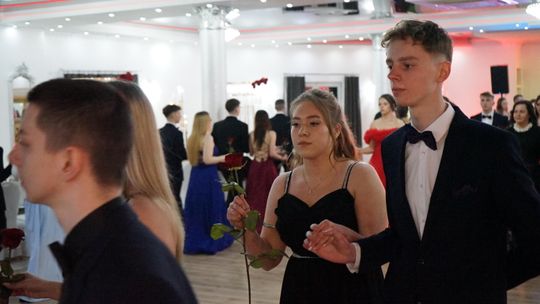 Młodzież i nauczyciele podczas studniówki