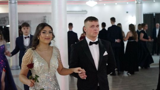 Młodzież i nauczyciele podczas studniówki