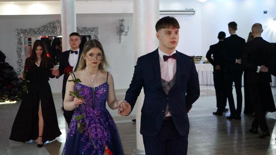 Młodzież i nauczyciele podczas studniówki