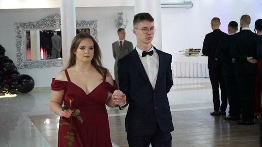 Młodzież i nauczyciele podczas studniówki