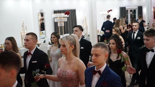 Młodzież i nauczyciele podczas studniówki