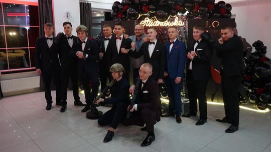 Młodzież i nauczyciele podczas studniówki