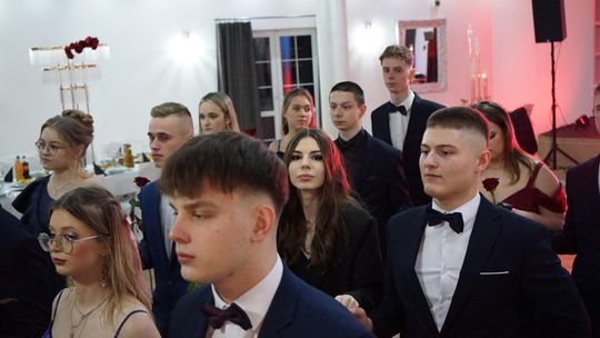 Młodzież i nauczyciele podczas studniówki