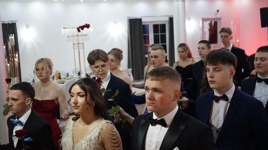 Młodzież i nauczyciele podczas studniówki