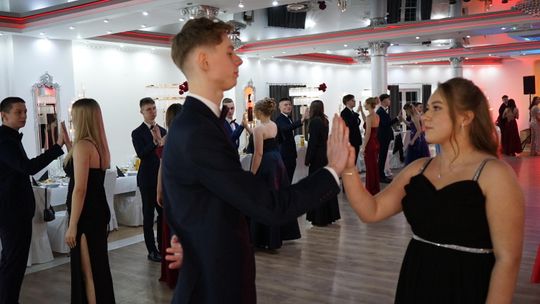 Młodzież i nauczyciele podczas studniówki