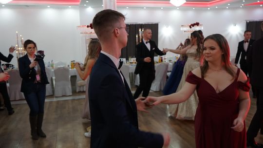 Młodzież i nauczyciele podczas studniówki