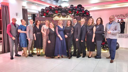 Młodzież i nauczyciele podczas studniówki