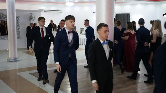 Młodzież i nauczyciele podczas studniówki