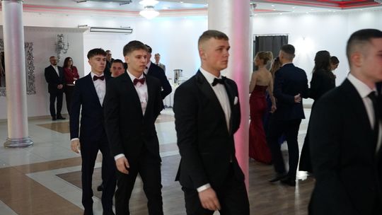 Młodzież i nauczyciele podczas studniówki