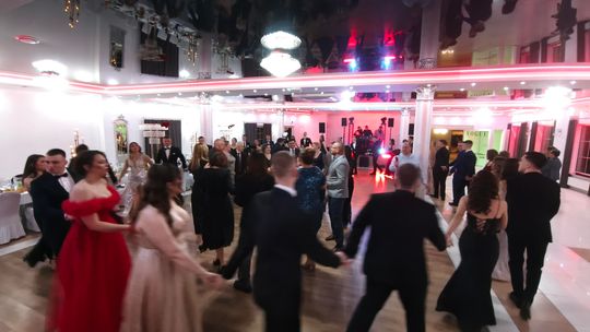 Młodzież i nauczyciele podczas studniówki