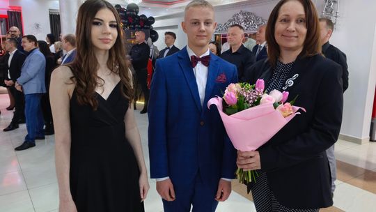 Młodzież i nauczyciele podczas studniówki