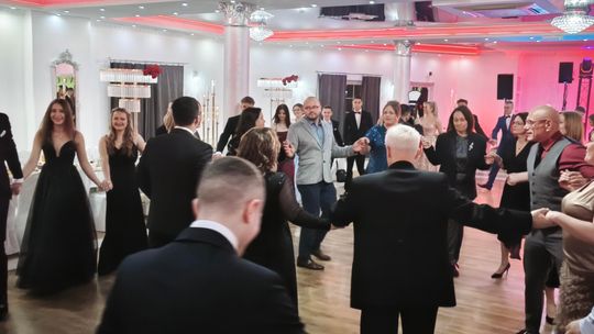 Młodzież i nauczyciele podczas studniówki