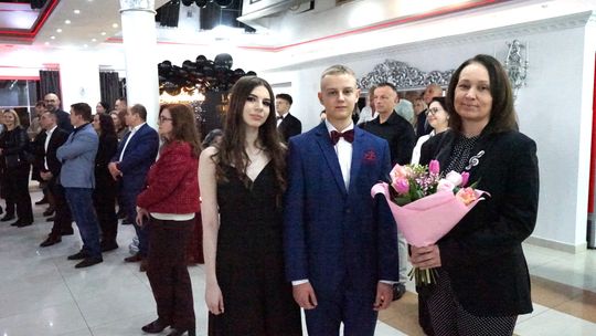 Młodzież i nauczyciele podczas studniówki