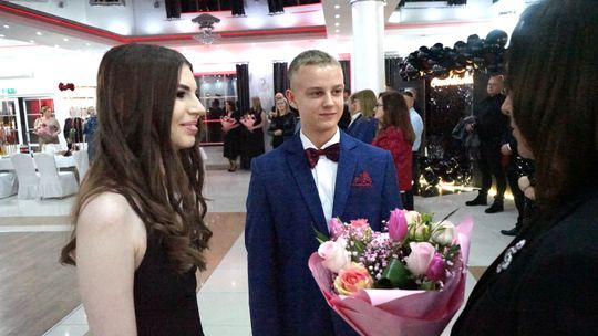 Młodzież i nauczyciele podczas studniówki