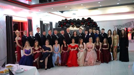 Młodzież i nauczyciele podczas studniówki