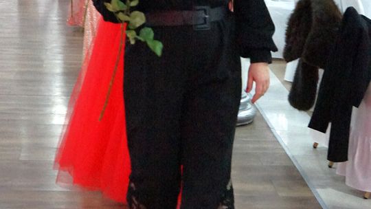 Młodzież i nauczyciele podczas studniówki