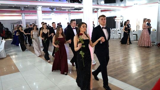 Młodzież i nauczyciele podczas studniówki