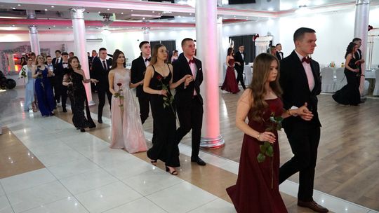 Młodzież i nauczyciele podczas studniówki