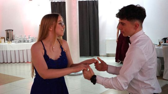 Młodzież i nauczyciele podczas studniówki