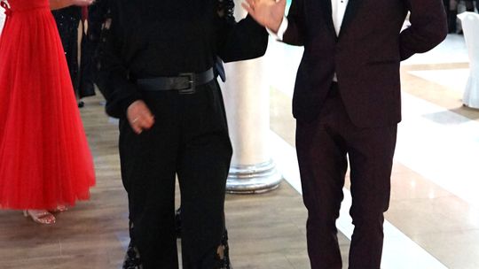 Młodzież i nauczyciele podczas studniówki