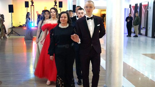 Młodzież i nauczyciele podczas studniówki