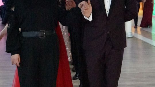 Młodzież i nauczyciele podczas studniówki