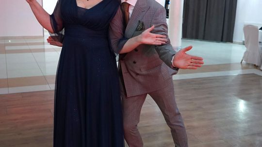 Młodzież i nauczyciele podczas studniówki