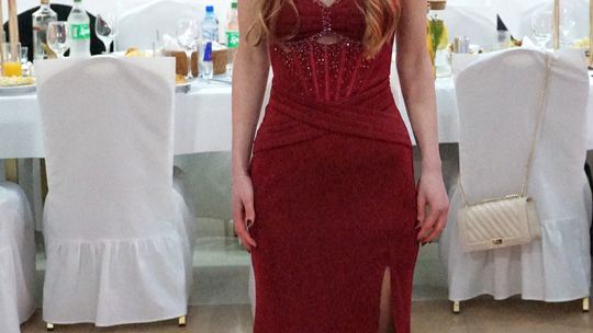 Młodzież i nauczyciele podczas studniówki