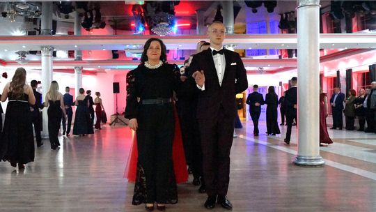 Młodzież i nauczyciele podczas studniówki