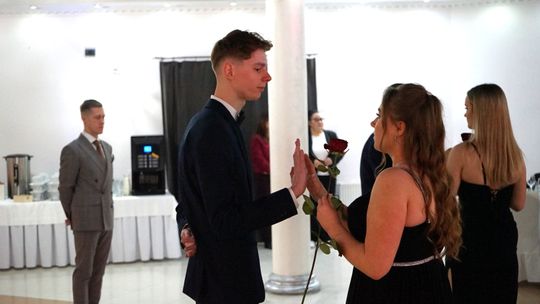 Młodzież i nauczyciele podczas studniówki