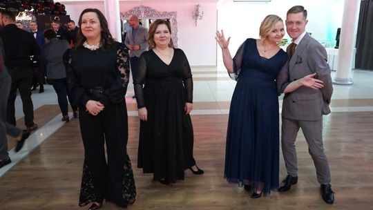 Młodzież i nauczyciele podczas studniówki