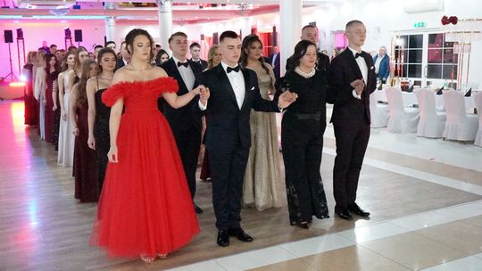 Młodzież i nauczyciele podczas studniówki