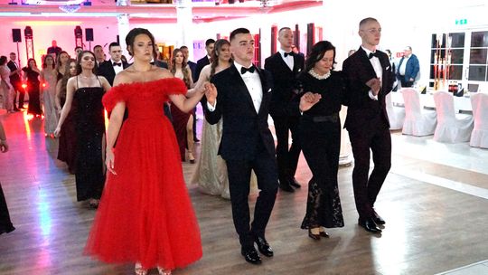 Młodzież i nauczyciele podczas studniówki