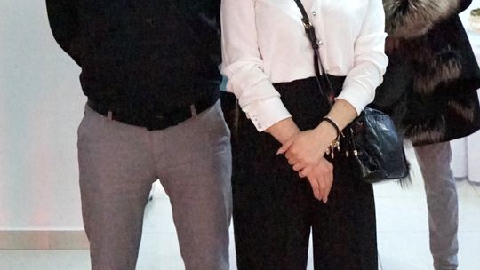 Młodzież i nauczyciele podczas studniówki