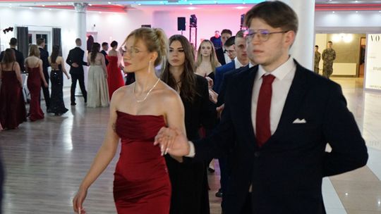 Młodzież i nauczyciele podczas studniówki